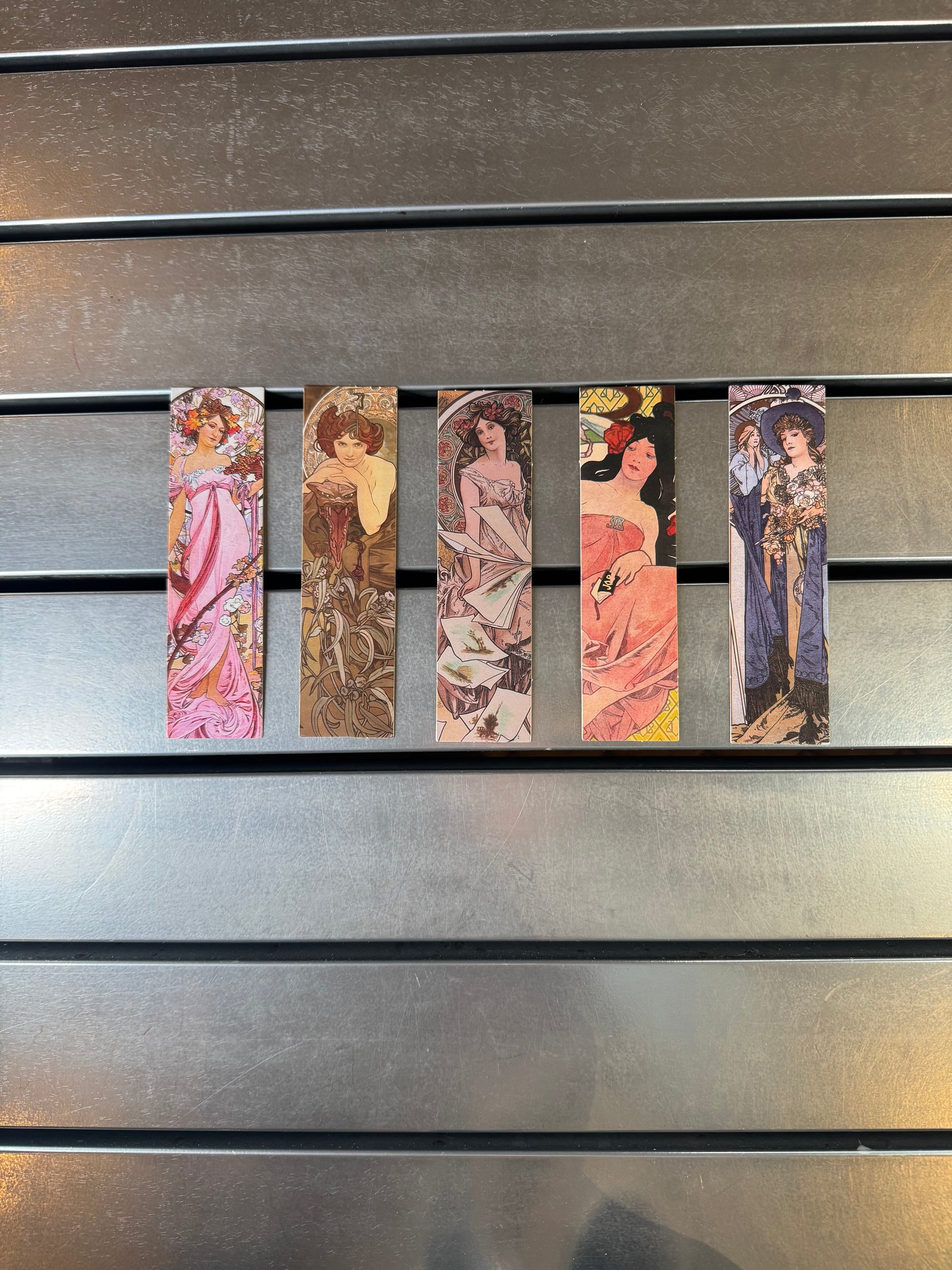 წიგნის სანიშნე Mucha