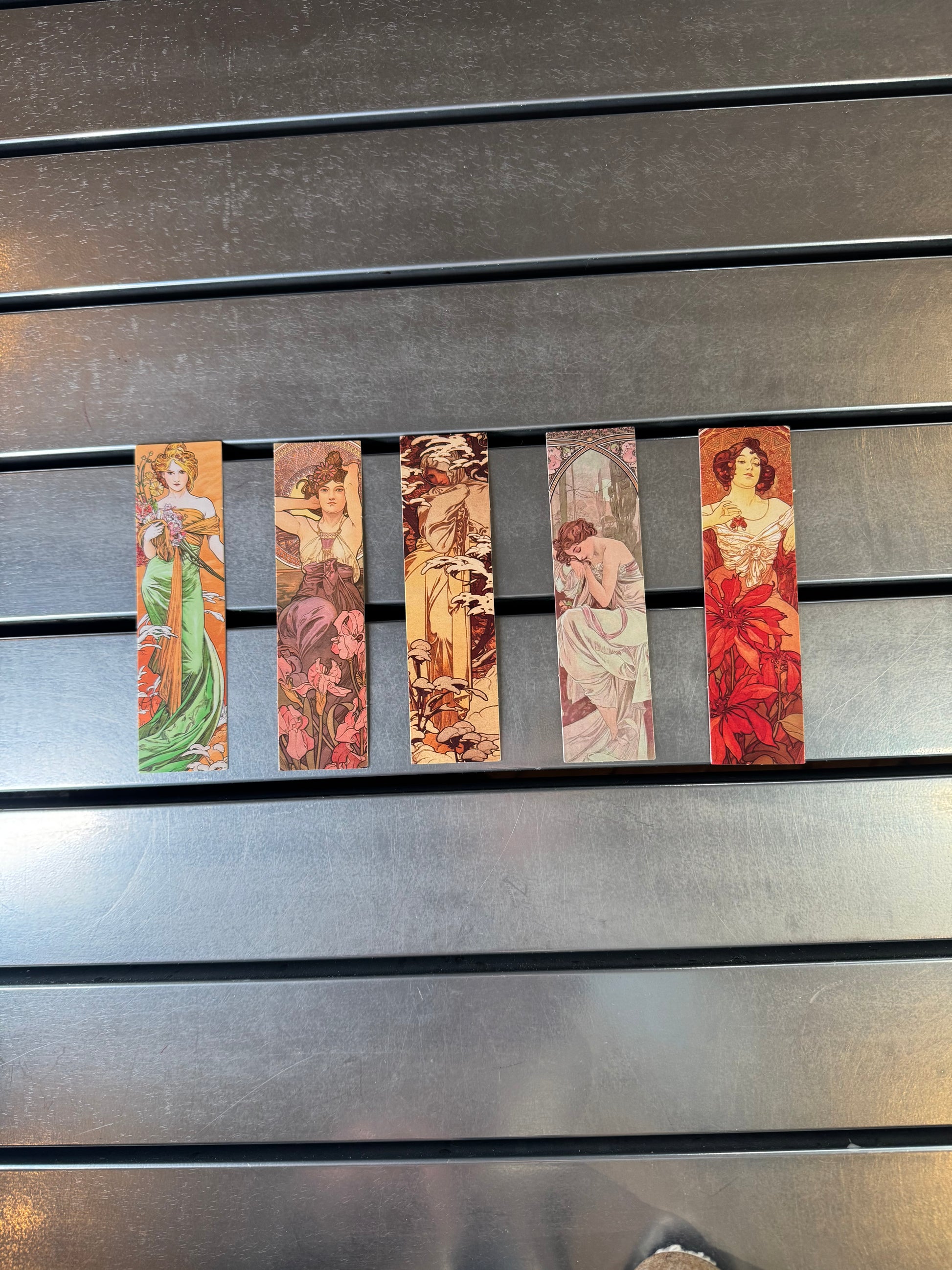 წიგნის სანიშნე Mucha